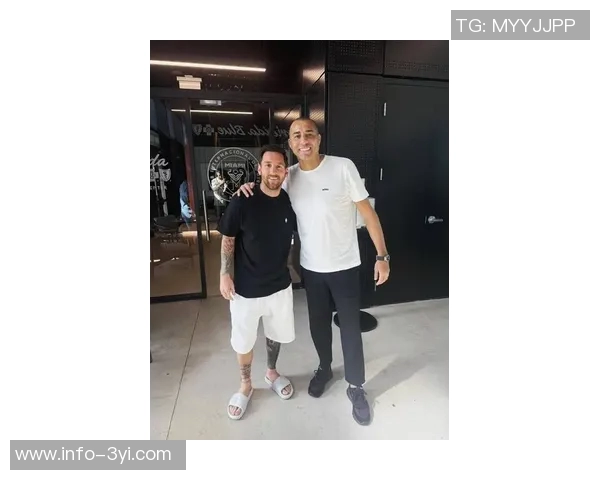 特雷泽盖与梅西同框合影致敬足球历史无可争议的第一人梅西