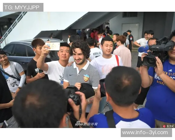 帕托在国际足联活动中与皮耶罗和辛纳亲密合影引发热议